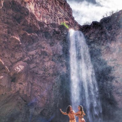 Alyson Eckmann posa completamente desnuda frente a una cascada