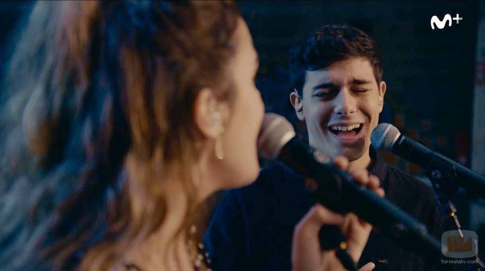 Alfred mira a Amaia mientras canta "Tu canción" en 'Fama a bailar'