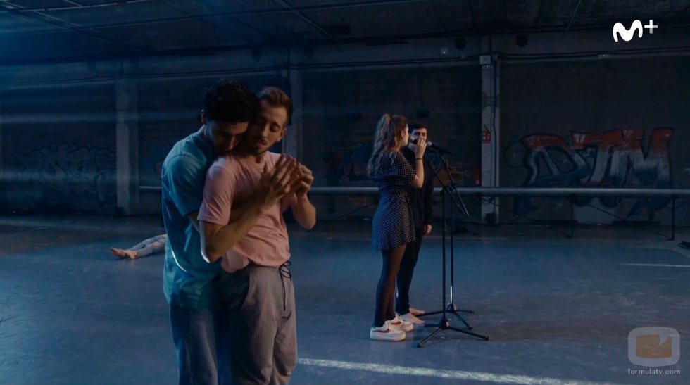 Amaia y Alfred cantando "Tu canción" en compañía de los concursantes de 'Fama a bailar'