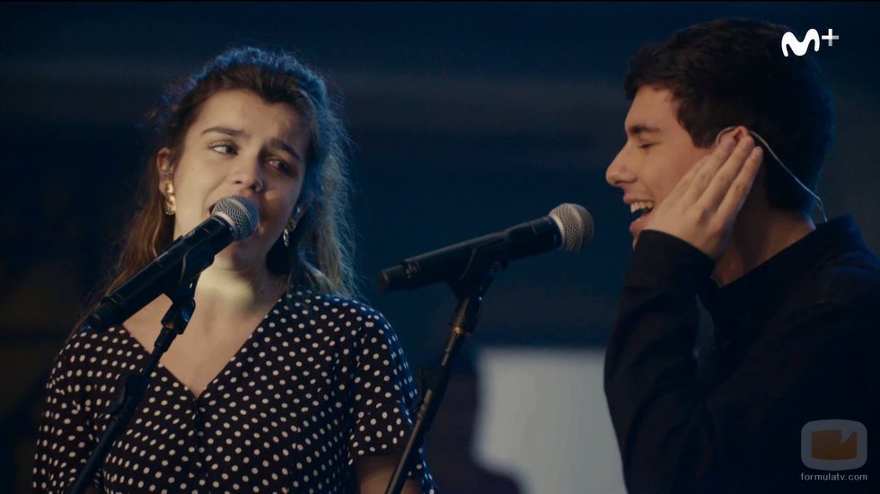 Amaia mira a Alfred durante su actuación en 'Fama a bailar'