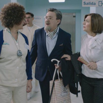 Maritxu y Benjumea en la clínica en el primer capítulo de la cuarta temporada de 'Allí abajo'
