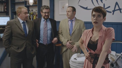 Carmen, tras el bautizo de su niñaen el primer capítulo de la cuarta temporada de 'Allí abajo'