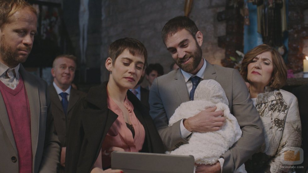 Carmen e Iñaki, en el bautizo de su hija en el primer capítulo de la cuarta temporada de 'Allí abajo'