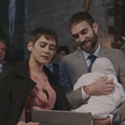 Carmen e Iñaki, en el bautizo de su hija en el primer capítulo de la cuarta temporada de 'Allí abajo'