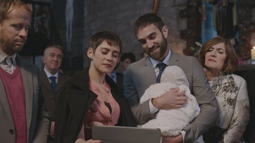 Carmen e Iñaki, en el bautizo de su hija en el primer capítulo de la cuarta temporada de 'Allí abajo'
