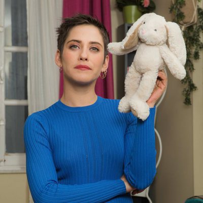 María León posa con un peluche en la mano para la cuarta temporada de 'Allí abajo'