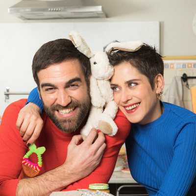 Posado de Jon Plazaola y María León con los juguetes de su hija en la cuarta temporada de 'Allí abajo'
