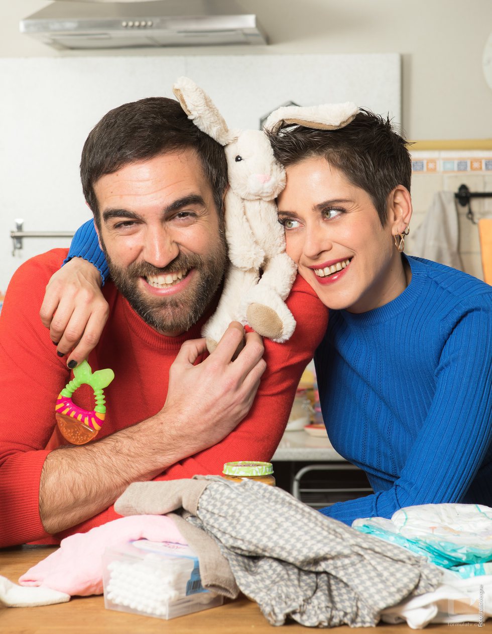 Posado de Jon Plazaola y María León con los juguetes de su hija en la cuarta temporada de 'Allí abajo'