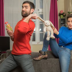 María León y Jon Plazaola afrontan la paternidad en la cuarta temporada de 'Allí abajo'