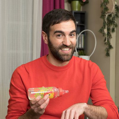 Jon Plazaola posa con el biberón de su hija en la cuarta temporada de 'Allí abajo'