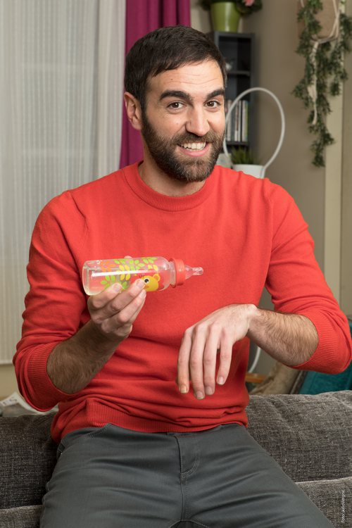 Jon Plazaola posa con el biberón de su hija en la cuarta temporada de 'Allí abajo'