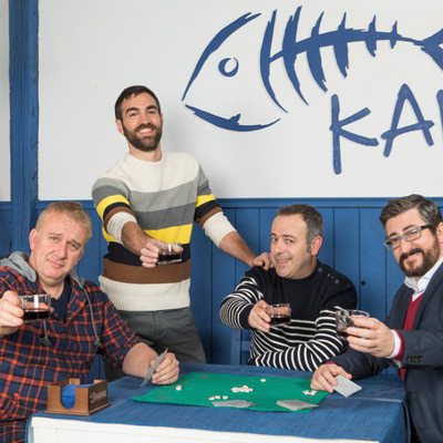 Posado de la cuadrilla en una mesa de Kaia para la cuarta temporada de 'Allí abajo'