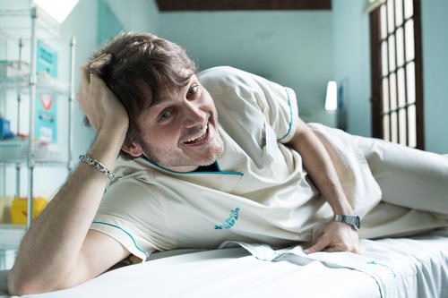 Salva Reina posa para la cuarta temporada de 'Allí abajo'