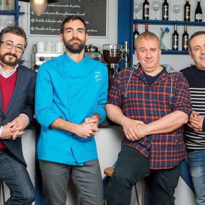 Iñaki y su cuadrilla posan para la cuarta temporada de 'Allí abajo'