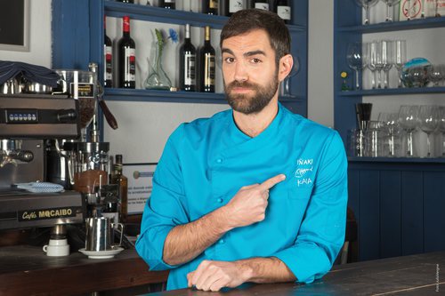 Iñaki posa en Kaia para la cuarta temporada de 'Allí abajo'