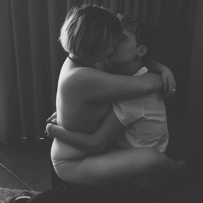 Marina posa desnuda junto a su novio Bastian