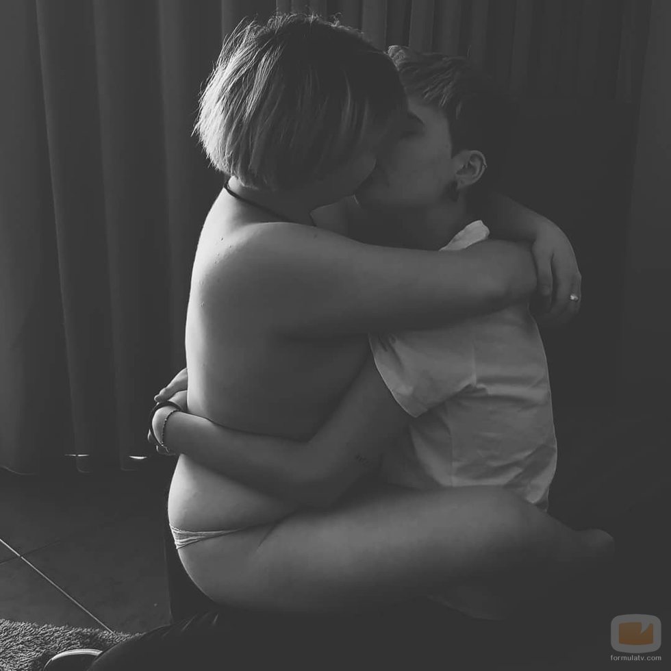 Marina posa desnuda junto a su novio Bastian