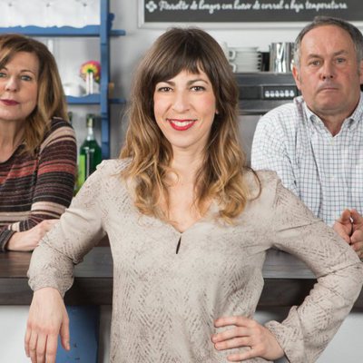 Sabino, Bego y Miren posan para la cuarta temporada de 'Allí abajo'