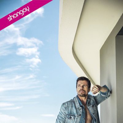 Octavi Pujades posa con la camisa abierta para la revista Shangay