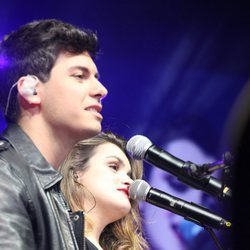 Alfred y Amaia, al piano, cantan "City of Stars" en La noche de Cadena 100