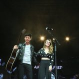 Alfred y Amaia saludan al público en La noche de Cadena 100