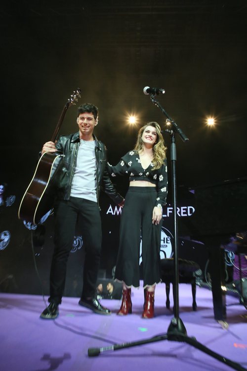 Alfred y Amaia saludan al público en La noche de Cadena 100