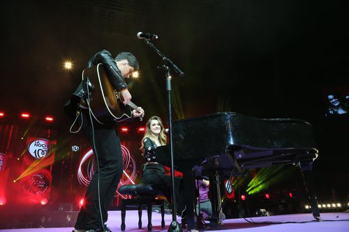 Amaia mira a Alfred mientras toca la guitarra en La noche de Cadena 100