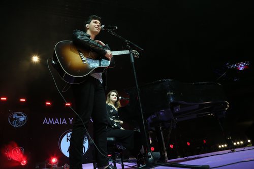 Alfred y Amaia miran al público en La noche de Cadena 100