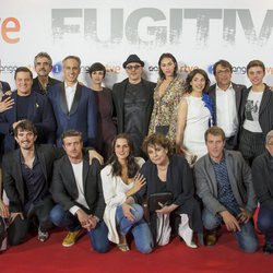 El equipo de 'Fugitiva' posa en el preestreno de la serie