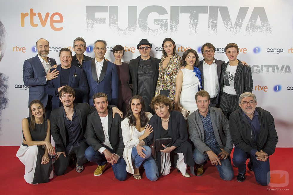 El equipo de 'Fugitiva' posa en el preestreno de la serie