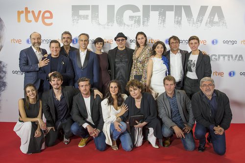 El equipo de 'Fugitiva' posa en el preestreno de la serie
