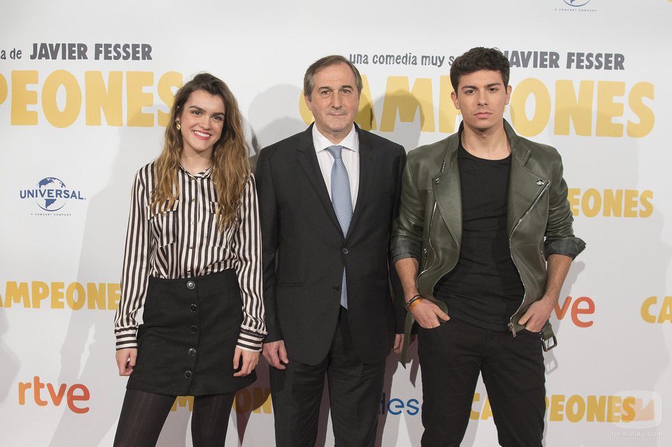 Amaia y Alfred junto a Eladio Jareño en la premiere de "Campeones"