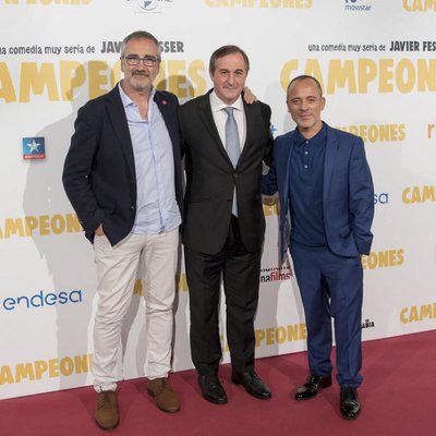 Javier Fesser, Eladio Jareño y Javier Guitérrez en la premiere de "Campeones"