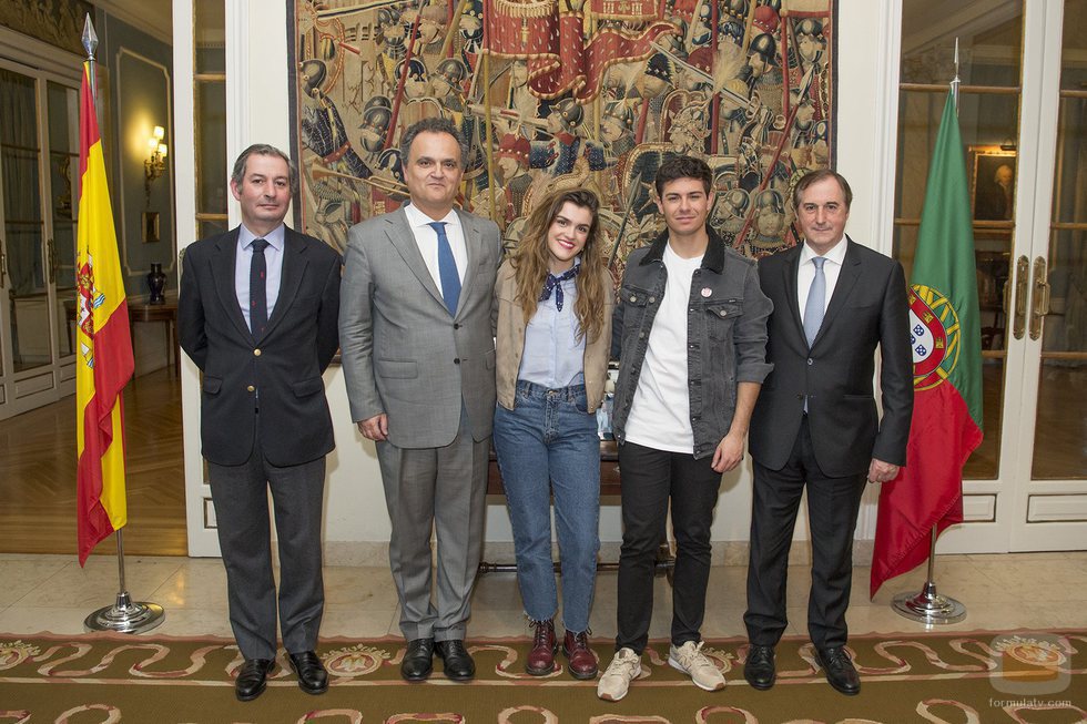Alfred y Amaia junto a Eladio Jareño y representantes de Portugal en la embajada