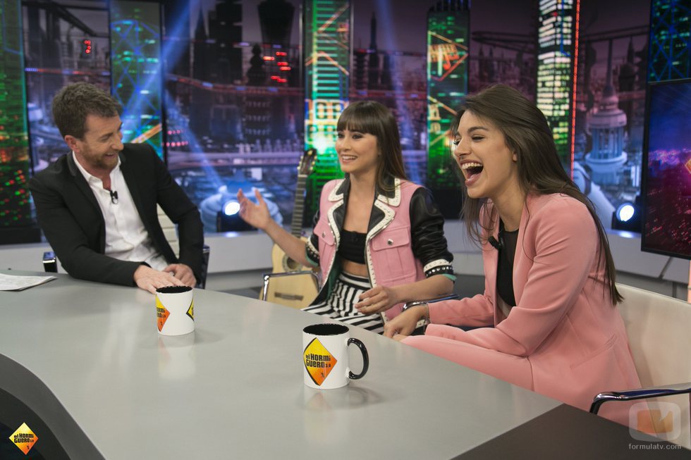Aitana y Ana Guerra muy sonrientes durante su entrevista en 'El hormiguero' con Pablo Motos