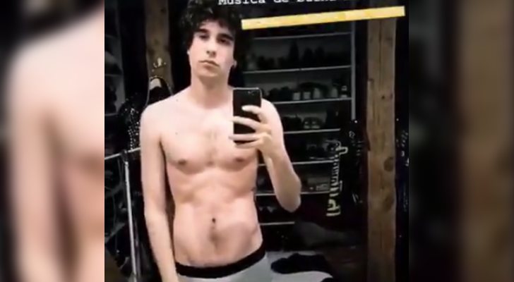 Javier Calvo posa sexy en un video de Instagram