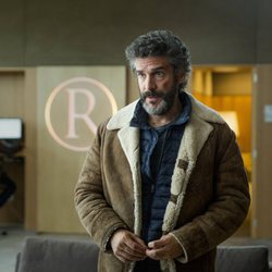 Leonardo Sbaraglia como el protagonista de 'Félix' hablando con un hombre