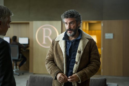 Leonardo Sbaraglia como el protagonista de 'Félix' hablando con un hombre