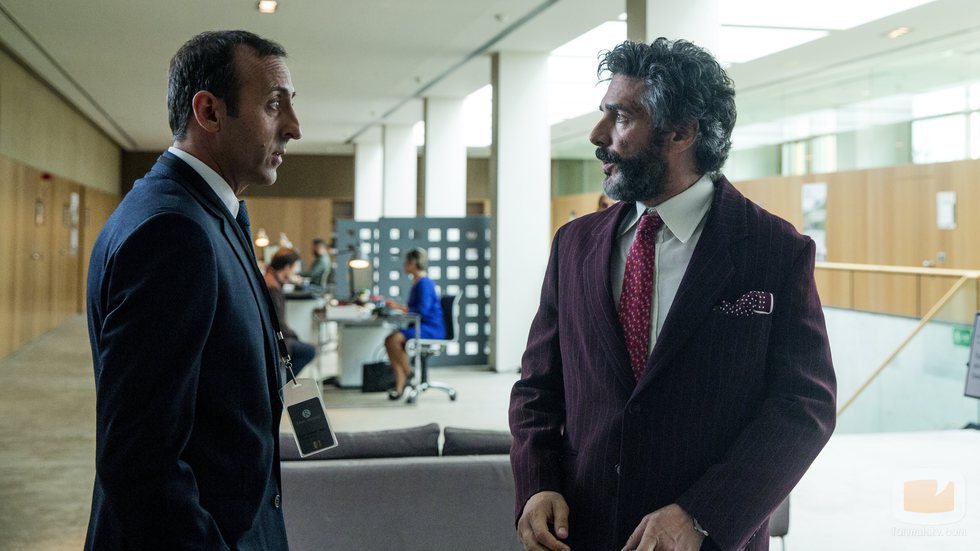 El protagonista de 'Félix' habla con el trabajador de un banco