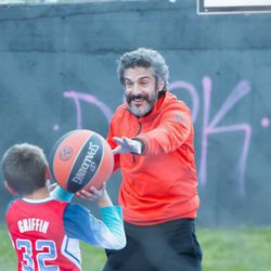 Félix y Leo juegan al baloncesto en 'Félix'