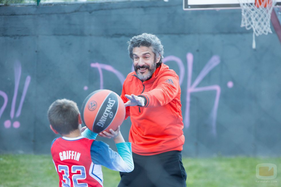 Félix y Leo juegan al baloncesto en 'Félix'