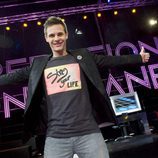 Christian Gálvez con las manos abiertas promocionando 'Operación Tony Manero'