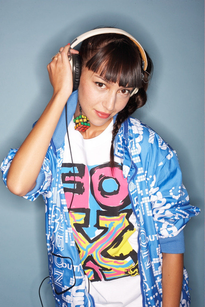 Sara da Pin Up escuchando música