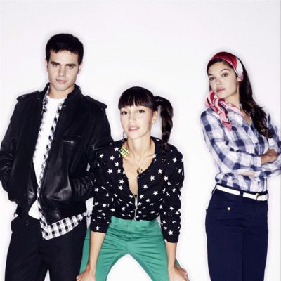 Carlos Martínez, Sara da Pin Up y Ana Rujas posan para la serie 'HKM' (Cuatro)