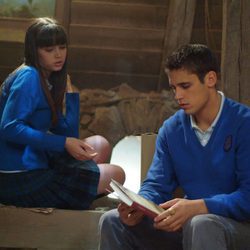 Ana de Armas y Martín Rivas  en el capítulo "La llave" de 'El Internado'