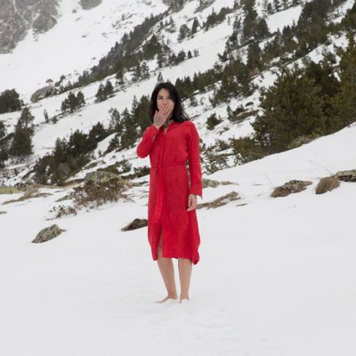 Mi Hoa Lee como Julia en medio de la nieve en 'Félix'