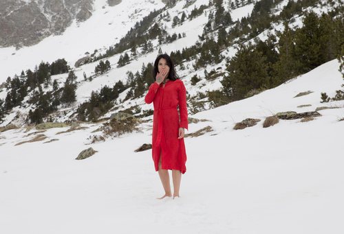 Mi Hoa Lee como Julia en medio de la nieve en 'Félix'