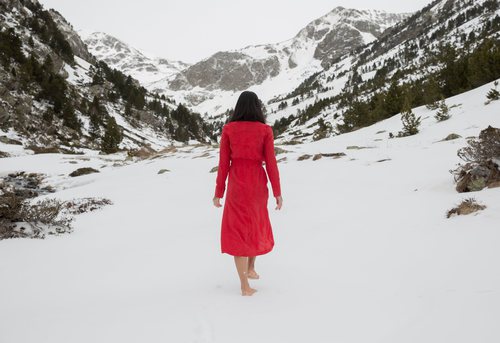 Mi Hoa Lee camina de espaldas por la nieve en 'Félix'