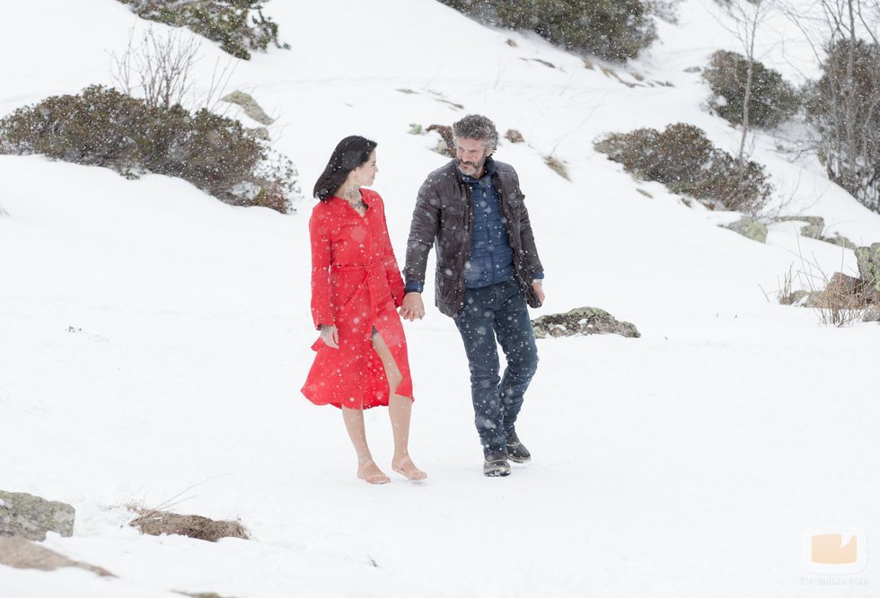 Félix y Julia en la nieve en una imagen de 'Félix'