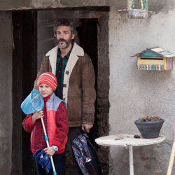 Félix junto a su hijo Leo en un capítulo de 'Félix'